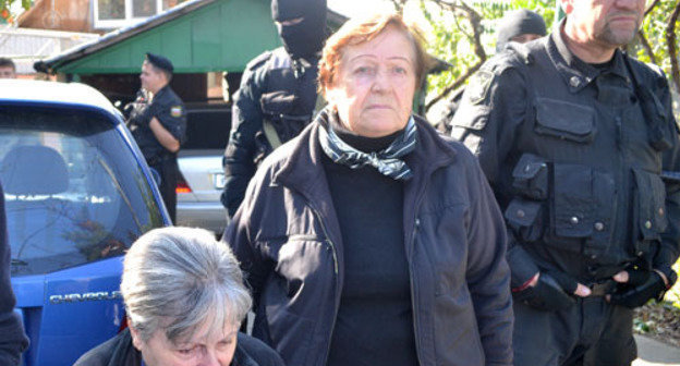 Court marshals began evicting the members of the Toromonyan family out of their house No. 33 in Sanatornaya Street. Sochi, October 23, 2013. Photo by Svetlana Kravchenko for the "Caucasian Knot" Court marshals began evicting the members of the Toromonyan family out of their house No. 33 in Sanatornaya Street. Sochi, October 23, 2013. Photo by Svetlana Kravchenko for the "Caucasian Knot"