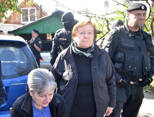 Court marshals began evicting the members of the Toromonyan family out of their house No. 33 in Sanatornaya Street. Sochi, October 23, 2013. Photo by Svetlana Kravchenko for the "Caucasian Knot" Court marshals began evicting the members of the Toromonyan family out of their house No. 33 in Sanatornaya Street. Sochi, October 23, 2013. Photo by Svetlana Kravchenko for the "Caucasian Knot"