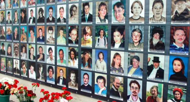 Commemorative plaque in memory of Dubrovka terror act victims. Moscow, October 26, 2013. Photo: http://www.yabloko.ru/ Commemorative plaque in memory of Dubrovka terror act victims. Moscow, October 26, 2013. Photo: http://www.yabloko.ru/