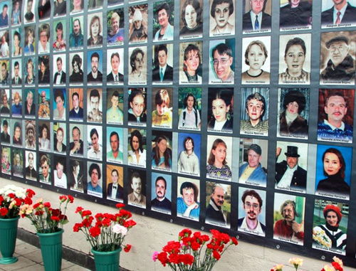 Commemorative plaque in memory of Dubrovka terror act victims. Moscow, October 26, 2013. Photo: http://www.yabloko.ru/ Commemorative plaque in memory of Dubrovka terror act victims. Moscow, October 26, 2013. Photo: http://www.yabloko.ru/