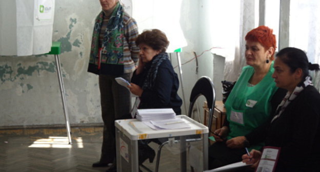 Tbilisi, polling station №24 on the voting day at the presidential election in Georgia. Observers and officials of local election commission near the ballot box. October 27, 2013. Photo by Inna Kukudzhanova for the ‘Caucasian Knot’. Tbilisi, polling station №24 on the voting day at the presidential election in Georgia. Observers and officials of local election commission near the ballot box. October 27, 2013. Photo by Inna Kukudzhanova for the ‘Caucasian Knot’.