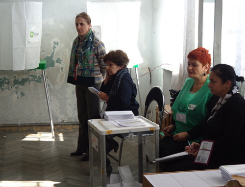 Tbilisi, polling station №24 on the voting day at the presidential election in Georgia. Observers and officials of local election commission near the ballot box. October 27, 2013. Photo by Inna Kukudzhanova for the ‘Caucasian Knot’. Tbilisi, polling station №24 on the voting day at the presidential election in Georgia. Observers and officials of local election commission near the ballot box. October 27, 2013. Photo by Inna Kukudzhanova for the ‘Caucasian Knot’.