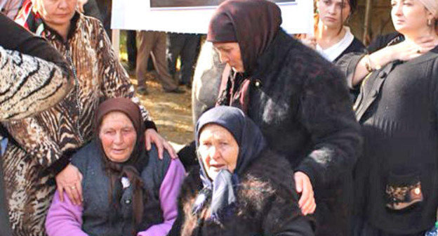Relatives of Khasan Khubiev demanding to stop torture the detainee. Cherkessk, October 31, 2013. Photo by Maria Dzukaeva. Relatives of Khasan Khubiev demanding to stop torture the detainee. Cherkessk, October 31, 2013. Photo by Maria Dzukaeva.