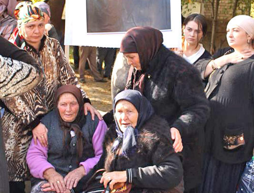Relatives of Khasan Khubiev demanding to stop torture the detainee. Cherkessk, October 31, 2013. Photo by Maria Dzukaeva. Relatives of Khasan Khubiev demanding to stop torture the detainee. Cherkessk, October 31, 2013. Photo by Maria Dzukaeva.