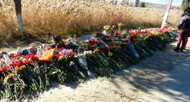Flowers at the place of the terror act in Volgograd. October 24, 2013. Photo by Tatyana Filimonova for the "Caucasian Knot" Flowers at the place of the terror act in Volgograd. October 24, 2013. Photo by Tatyana Filimonova for the "Caucasian Knot"
