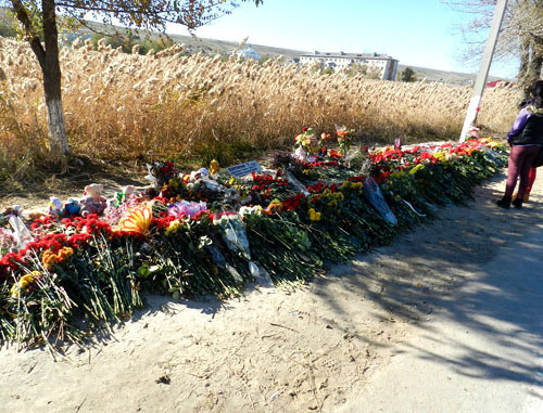 Flowers at the place of the terror act in Volgograd. October 24, 2013. Photo by Tatyana Filimonova for the "Caucasian Knot" Flowers at the place of the terror act in Volgograd. October 24, 2013. Photo by Tatyana Filimonova for the "Caucasian Knot"