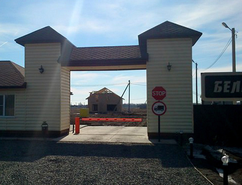 Construction of the cottage settlement "Belaya Dacha" in the Volga-Akhtuba Floodplain. September 2012. Photo http://domnavolge.net/volgograd/kottedzhi-34/kottedzhnyjj-poselok-belaya-dacha-ryadom-s-volgogradom-prodazha-kottedzhejj-taunkhausov-i-dupelkhausov.html Construction of the cottage settlement "Belaya Dacha" in the Volga-Akhtuba Floodplain. September 2012. Photo http://domnavolge.net/volgograd/kottedzhi-34/kottedzhnyjj-poselok-belaya-dacha-ryadom-s-volgogradom-prodazha-kottedzhejj-taunkhausov-i-dupelkhausov.html