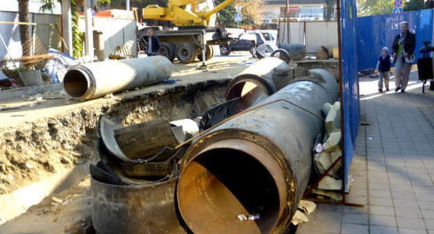 Reconstruction of heat supply system in Severnaya street. Sochi, November 9, 2013. Photo by Svetlana Kravchenko for the ‘Caucasian Knot’. Reconstruction of heat supply system in Severnaya street. Sochi, November 9, 2013. Photo by Svetlana Kravchenko for the ‘Caucasian Knot’.