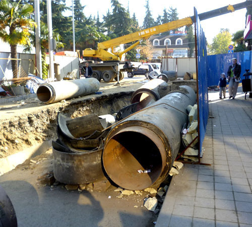 Reconstruction of heat supply system in Severnaya street. Sochi, November 9, 2013. Photo by Svetlana Kravchenko for the ‘Caucasian Knot’. Reconstruction of heat supply system in Severnaya street. Sochi, November 9, 2013. Photo by Svetlana Kravchenko for the ‘Caucasian Knot’.