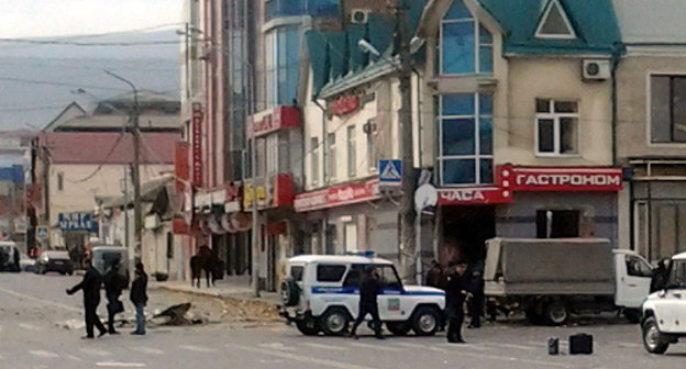 Near ’24 hours’ store located at the corner of Kotrov and Yaragsky streets, blown up in Makhachkala. November 8, 2013. Photo by Gasan Gadzhiev. Near ’24 hours’ store located at the corner of Kotrov and Yaragsky streets, blown up in Makhachkala. November 8, 2013. Photo by Gasan Gadzhiev.