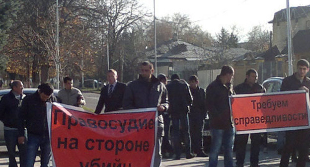 Rally against acquittal of policemen accused of killing detainees. Cherkessk, November 11, 2013. Photo by the ‘Caucasian Knot’ correspondent. Rally against acquittal of policemen accused of killing detainees. Cherkessk, November 11, 2013. Photo by the ‘Caucasian Knot’ correspondent.