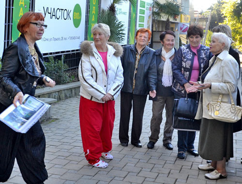 Residents of Gorky Street has demanded to cancel the erection of a 14-storey office building in a site closely adjacent to their homes. Sochi, November 14, 2013. Photo by Svetlana Kravchenko for the ‘Caucasian Knot’. Residents of Gorky Street has demanded to cancel the erection of a 14-storey office building in a site closely adjacent to their homes. Sochi, November 14, 2013. Photo by Svetlana Kravchenko for the ‘Caucasian Knot’.