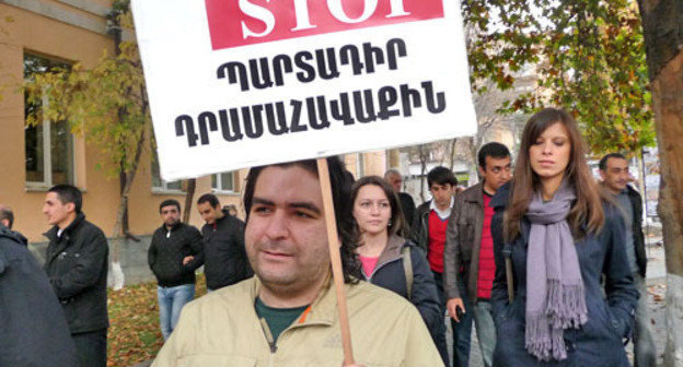 The protesters demanded from the Armenian authorities to correct their pension reform. On the photo is one of the protesters holding poster saying ‘STOP to mandatory taxes’. Yerevan, November 15, 2013. Photo by Armine Martirosyan for the ‘Caucasian Knot’. The protesters demanded from the Armenian authorities to correct their pension reform. On the photo is one of the protesters holding poster saying ‘STOP to mandatory taxes’. Yerevan, November 15, 2013. Photo by Armine Martirosyan for the ‘Caucasian Knot’.