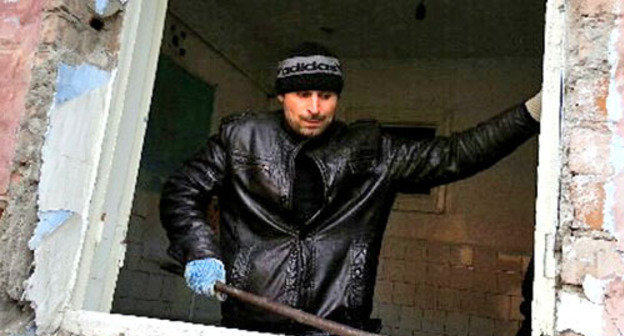 Demolition of No. 20 in Rabochaya Street began. Ingushetia, Karabulak, November 20, 2013. Photo courtesy of the residents of No. 20 in Rabochaya Street Demolition of No. 20 in Rabochaya Street began. Ingushetia, Karabulak, November 20, 2013. Photo courtesy of the residents of No. 20 in Rabochaya Street