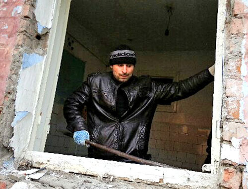 Demolition of No. 20 in Rabochaya Street began. Ingushetia, Karabulak, November 20, 2013. Photo courtesy of the residents of No. 20 in Rabochaya Street Demolition of No. 20 in Rabochaya Street began. Ingushetia, Karabulak, November 20, 2013. Photo courtesy of the residents of No. 20 in Rabochaya Street