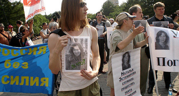 Moscow, Novopushkinskiy Mini-Park, July 16, 2009. Rally in memory of assassinated human rights advocate Natalia Estemirova. Photo of "Caucasian Knot" Moscow, Novopushkinskiy Mini-Park, July 16, 2009. Rally in memory of assassinated human rights advocate Natalia Estemirova. Photo of "Caucasian Knot"