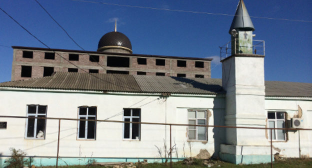 Quarter's mosque in the Dagestani settlement of Leninkent in Makhachkala suburb. November 16, 2013. Photo by Robert Kurbanov, http://kurbanov05dag.livejournal.com/ Quarter's mosque in the Dagestani settlement of Leninkent in Makhachkala suburb. November 16, 2013. Photo by Robert Kurbanov, http://kurbanov05dag.livejournal.com/
