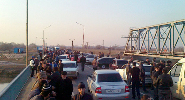 Dagestan, March 19, 2012. Relatives of people killed in a brawl which occured on March, 18 in Kizlyar on the Naberezhnaya street, blocked the Federal Highway Rostov-Baku. Photo by Akhmed Magomedov for the "Caucasian Knot" Dagestan, March 19, 2012. Relatives of people killed in a brawl which occured on March, 18 in Kizlyar on the Naberezhnaya street, blocked the Federal Highway Rostov-Baku. Photo by Akhmed Magomedov for the "Caucasian Knot"