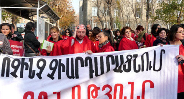 Action to stop violence against women, the banner says: ‘Nothing can justify violence’, Yerevan, November 25, 2013. Photo by Armine Martirosyan for the ‘Caucasian Knot’. Action to stop violence against women, the banner says: ‘Nothing can justify violence’, Yerevan, November 25, 2013. Photo by Armine Martirosyan for the ‘Caucasian Knot’.