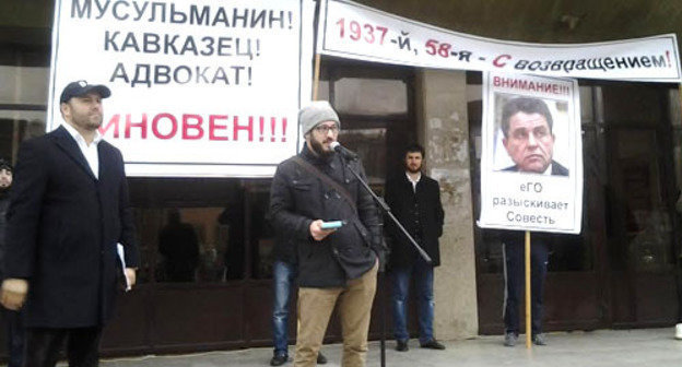 Rally in support of lawyer Murad Musaev. Makhachkala, November 29, 2013. Photo by Gasan Gadzhiev for the ‘Caucasian Knot’. Rally in support of lawyer Murad Musaev. Makhachkala, November 29, 2013. Photo by Gasan Gadzhiev for the ‘Caucasian Knot’.