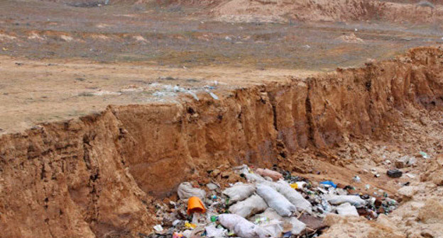 Baer Hill from where the clay was extracted during the construction of the road to the 'Zhitnoe' Holiday Centre in the Astrakhan Region, November 2013. Photo by Vyacheslav Yaschenko for the ‘Caucasian Knot’. Baer Hill from where the clay was extracted during the construction of the road to the 'Zhitnoe' Holiday Centre in the Astrakhan Region, November 2013. Photo by Vyacheslav Yaschenko for the ‘Caucasian Knot’.