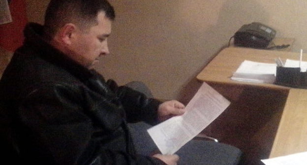 Rasul Koshmukhamedov, the head of the administration of the Seit Village Council, on the first day of compulsory works. Astrakhan Region, Krasnoyarsky District, UME "Djanaizhilkommunkhoz". November 29, 2013. Photo by Yelena Grebenyuk for the "Caucasian Knot" Rasul Koshmukhamedov, the head of the administration of the Seit Village Council, on the first day of compulsory works. Astrakhan Region, Krasnoyarsky District, UME "Djanaizhilkommunkhoz". November 29, 2013. Photo by Yelena Grebenyuk for the "Caucasian Knot"