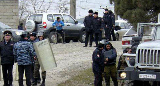 Law enforcers gathering to prevent protest against the construction of a water intake station on the Samur River, Magaramkent District of Dagestan. December 11, 2013. Photo is provided to the ‘Caucasian Knot’ by the public organisation ‘Sadval’. Law enforcers gathering to prevent protest against the construction of a water intake station on the Samur River, Magaramkent District of Dagestan. December 11, 2013. Photo is provided to the ‘Caucasian Knot’ by the public organisation ‘Sadval’.