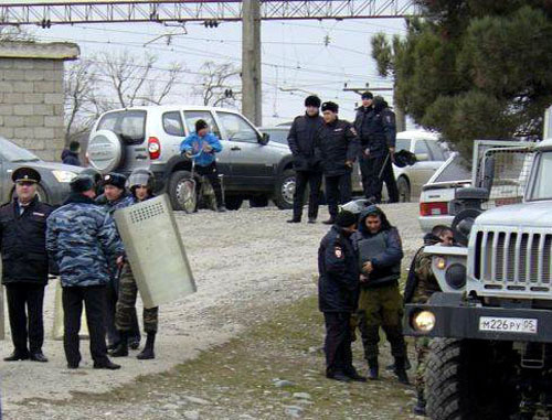 Law enforcers gathering to prevent protest against the construction of a water intake station on the Samur River, Magaramkent District of Dagestan. December 11, 2013. Photo is provided to the ‘Caucasian Knot’ by the public organisation ‘Sadval’. Law enforcers gathering to prevent protest against the construction of a water intake station on the Samur River, Magaramkent District of Dagestan. December 11, 2013. Photo is provided to the ‘Caucasian Knot’ by the public organisation ‘Sadval’.