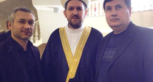 Advocate Ravil Tugushev, Imam of St. Petersburg Munir Beyusov and Ruslan Kambiev (to the left) at the session in the Krasnodar Regional Court. Krasnodar, December 17, 2013. Photo from Ruslan Kambiev personal page at facebook.com Advocate Ravil Tugushev, Imam of St. Petersburg Munir Beyusov and Ruslan Kambiev (to the left) at the session in the Krasnodar Regional Court. Krasnodar, December 17, 2013. Photo from Ruslan Kambiev personal page at facebook.com