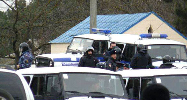 Police before the beginning of the protest action against the construction of a water intake station on the Samur River of the Magaramkent ROVD. December 11, 2013. Photo by http://lezgi-yar.ru/ Police before the beginning of the protest action against the construction of a water intake station on the Samur River of the Magaramkent ROVD. December 11, 2013. Photo by http://lezgi-yar.ru/