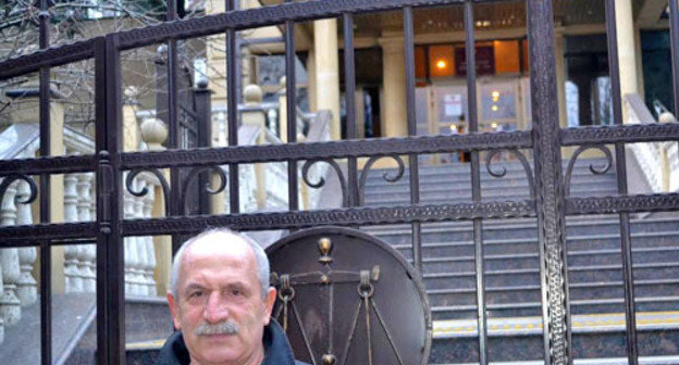 Valery Rogachov near the gates of the Central District Sochi Court. December 2013. Photo by Svetlana Kravchenko for the ‘Caucasian Knot’. Valery Rogachov near the gates of the Central District Sochi Court. December 2013. Photo by Svetlana Kravchenko for the ‘Caucasian Knot’.