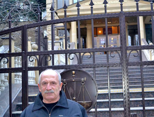 Valery Rogachov near the gates of the Central District Sochi Court. December 2013. Photo by Svetlana Kravchenko for the ‘Caucasian Knot’. Valery Rogachov near the gates of the Central District Sochi Court. December 2013. Photo by Svetlana Kravchenko for the ‘Caucasian Knot’.