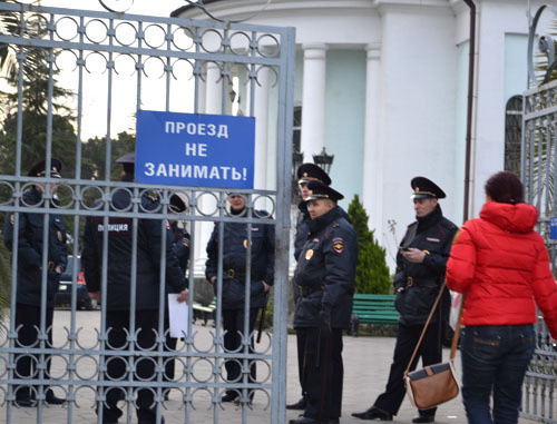 Police troops at St.Michael’s Cathedral. Sochi, January 7, 2014. Photo by Svetlana Kravchenko for the ‘Caucasian Knot’. Police troops at St.Michael’s Cathedral. Sochi, January 7, 2014. Photo by Svetlana Kravchenko for the ‘Caucasian Knot’.