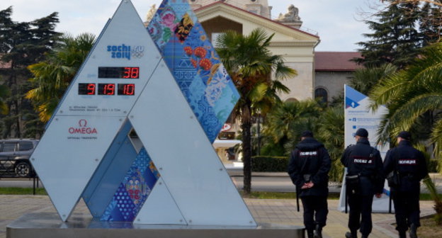 Police patrol in the centre of Sochi. December 31, 2014. Photo by Svetlana Kravchenko for the ‘Caucasian Knot’. Police patrol in the centre of Sochi. December 31, 2014. Photo by Svetlana Kravchenko for the ‘Caucasian Knot’.