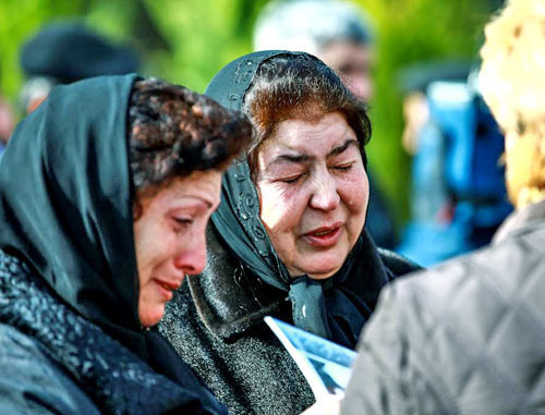 Residents of Azerbaijan came to the memorial to victims of the tragedy in Khodjaly. Baku, Khatainsky District, February 26, 2014. Photo by Aziz Karimov for the "Caucasian Knot" Residents of Azerbaijan came to the memorial to victims of the tragedy in Khodjaly. Baku, Khatainsky District, February 26, 2014. Photo by Aziz Karimov for the "Caucasian Knot"