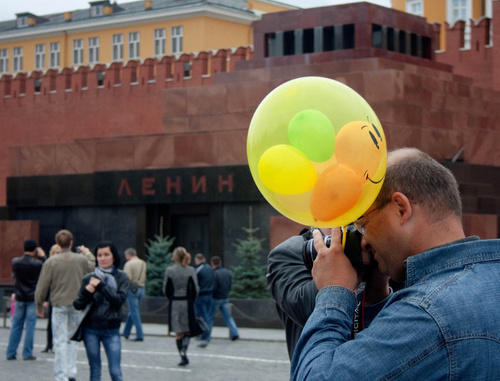 Tourists in Moscow's Red Square. Photo: kersy83, https://www.flickr.com/photos/kersy83/4003523597