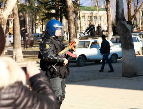 At the streets of Ismailly during the riots on January 24, 2013. Photo by Aziz Karimov for the ‘Caucasian Knot’. At the streets of Ismailly during the riots on January 24, 2013. Photo by Aziz Karimov for the ‘Caucasian Knot’.