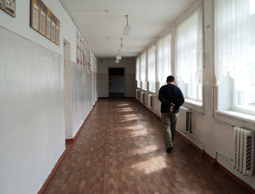 In the corridor of the secondary school of Nizhni Cherek, March 16, 2014. Photo by Lyudmila Maratova for the ‘Caucasian Knot’. In the corridor of the secondary school of Nizhni Cherek, March 16, 2014. Photo by Lyudmila Maratova for the ‘Caucasian Knot’.