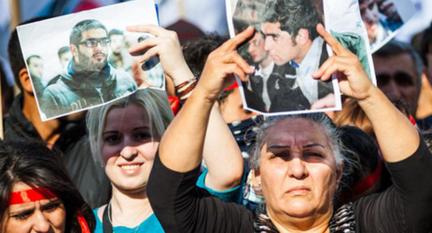 Relatives and team-mates of the arrested activists of the civil movement "Nida" at the meeting in support of the presidential candidate Jamil Gasanli. Baku, September 28, 2013. Photo by Aziz Karimov for the "Caucasian Knot" Relatives and team-mates of the arrested activists of the civil movement "Nida" at the meeting in support of the presidential candidate Jamil Gasanli. Baku, September 28, 2013. Photo by Aziz Karimov for the "Caucasian Knot"