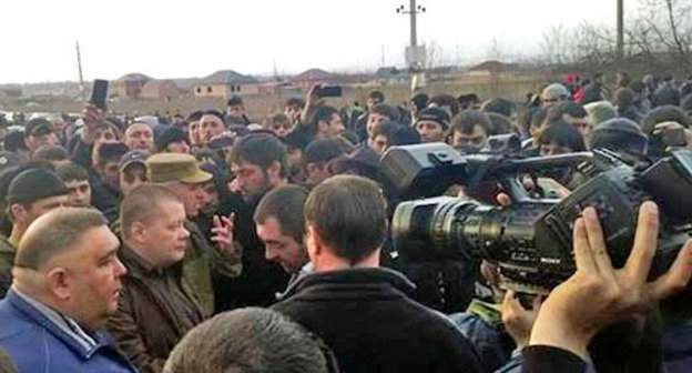 Relatives of the detained blocked the Federal Highway "Kavkaz" in North Ossetia. North Ossetia, April 11, 2014. Photo https://www.youtube.com/ Relatives of the detained blocked the Federal Highway "Kavkaz" in North Ossetia. North Ossetia, April 11, 2014. Photo https://www.youtube.com/