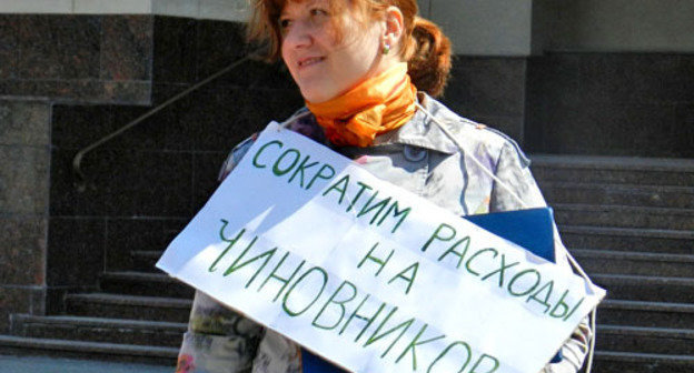 Participant of a protest action against lack of funds to renovate kindergartens. Volgograd, April 11, 2014. Photo by Tatyana Filimonova for the "Caucasian Knot" Participant of a protest action against lack of funds to renovate kindergartens. Volgograd, April 11, 2014. Photo by Tatyana Filimonova for the "Caucasian Knot"