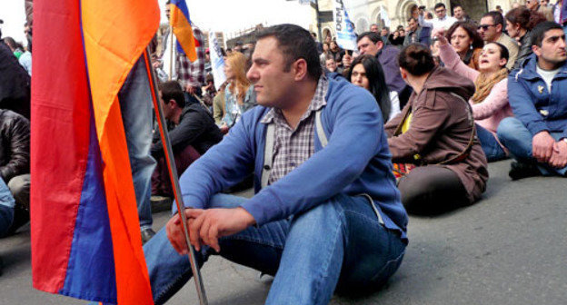 Protest action of activists of the group DEM.AM. Yerevan, April 9, 2014. Photo by Armine Martirosyan for the "Caucasian Knot" Protest action of activists of the group DEM.AM. Yerevan, April 9, 2014. Photo by Armine Martirosyan for the "Caucasian Knot"