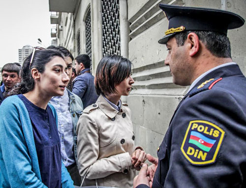 Policemen dispersed a group of supporters of the arrested activists of the movement "Nida", who gathered near the building of the Baku Court of Grave Crimes. Baku, April 22, 2014. Photo by Aziz Karimov for the "Caucasian Knot" Policemen dispersed a group of supporters of the arrested activists of the movement "Nida", who gathered near the building of the Baku Court of Grave Crimes. Baku, April 22, 2014. Photo by Aziz Karimov for the "Caucasian Knot"