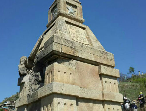Monument to World War II participants blown up in Sogratl village, Dagestan, May 9, 2014. Photo: http://alsuguri.ru Monument to World War II participants blown up in Sogratl village, Dagestan, May 9, 2014. Photo: http://alsuguri.ru