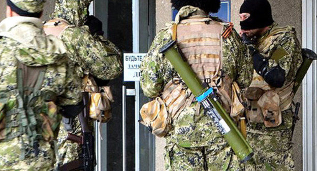 People with weapons in masks. Donbass (Urkaine), April 2014. Photo by Yevgen Nasadyuk, http://ru.wikipedia.org People with weapons in masks. Donbass (Urkaine), April 2014. Photo by Yevgen Nasadyuk, http://ru.wikipedia.org