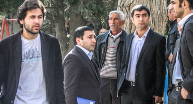 Supporters of Anar Mamedli gathering near the Baku Court of Grave Crimes prior to the court session. Baku, April. Photo by Aziz Karimov for the ‘Caucasian Knot’. Supporters of Anar Mamedli gathering near the Baku Court of Grave Crimes prior to the court session. Baku, April. Photo by Aziz Karimov for the ‘Caucasian Knot’.
