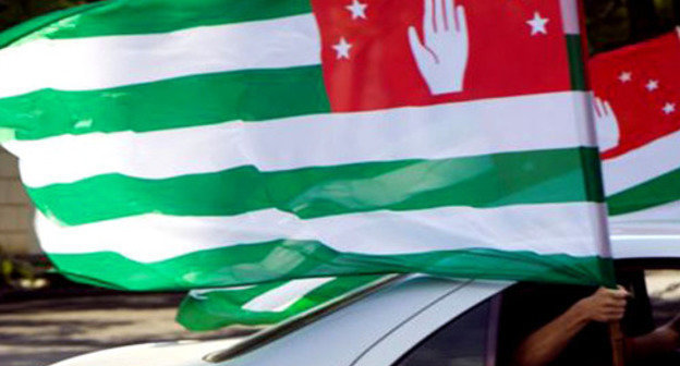 Flag of the Republic of Abkhazia. Photo: Yuri Timofeyev (RFE/RL) Flag of the Republic of Abkhazia. Photo: Yuri Timofeyev (RFE/RL)