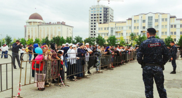 Spectators at the concert organized to mark the Day of Russia at the square in front of ‘Heart of Chechnya’ Mosque, Grozny, June 12, 2014. Photo by Magomed Magomedov for the ‘Caucasian Knot’. Spectators at the concert organized to mark the Day of Russia at the square in front of ‘Heart of Chechnya’ Mosque, Grozny, June 12, 2014. Photo by Magomed Magomedov for the ‘Caucasian Knot’.