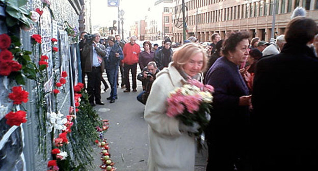 October 7, 2009, Moscow. In front of No. 8 Lesnaya Street, where Anna Politkovskaya, observer of the "Novaya Gazeta", lived and was assassinated. Photo by the "Caucasian Knot" October 7, 2009, Moscow. In front of No. 8 Lesnaya Street, where Anna Politkovskaya, observer of the "Novaya Gazeta", lived and was assassinated. Photo by the "Caucasian Knot"