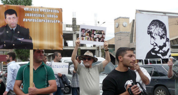 Participants of the action in support of Shant Arutyunyan and other arrested activists of "Million Mask March" carry posters in support of arrested of Volodya Avetisyan, a Karabakh War veteran, with the inscription "Armenia without political prisoners", and of Shant Arutyunyan with the inscription "Freedom to the political prisoners". Yerevan, June 12, 2014. Photo by Armine Martirosyan for the "Caucasian Knot" Participants of the action in support of Shant Arutyunyan and other arrested activists of "Million Mask March" carry posters in support of arrested of Volodya Avetisyan, a Karabakh War veteran, with the inscription "Armenia without political prisoners", and of Shant Arutyunyan with the inscription "Freedom to the political prisoners". Yerevan, June 12, 2014. Photo by Armine Martirosyan for the "Caucasian Knot"